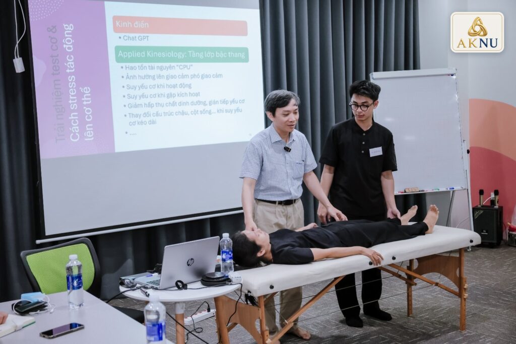 Làm mẫu trên bàn khám: test lần lượt các cơ liên quan tới vùng lưng.