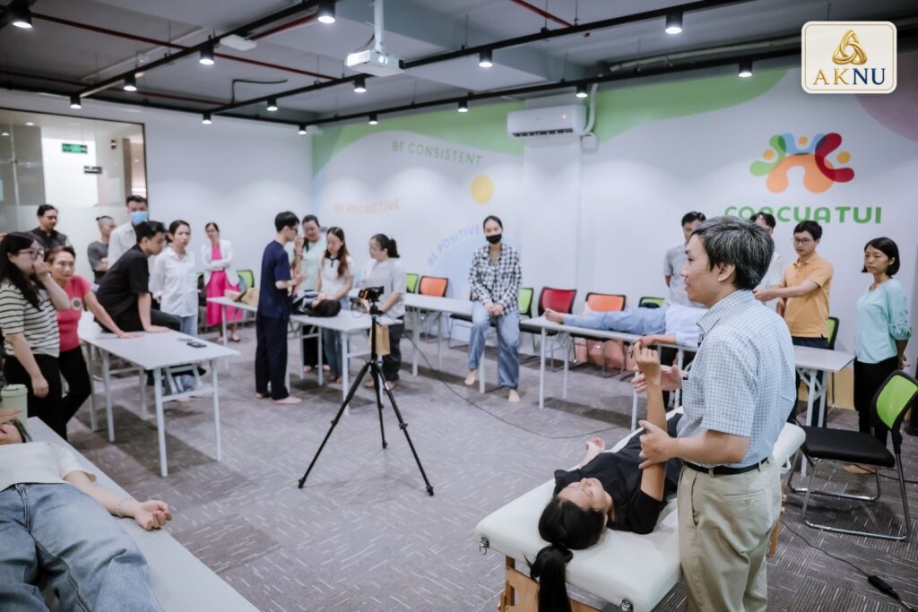 Người tham dự thực hành theo nhóm.