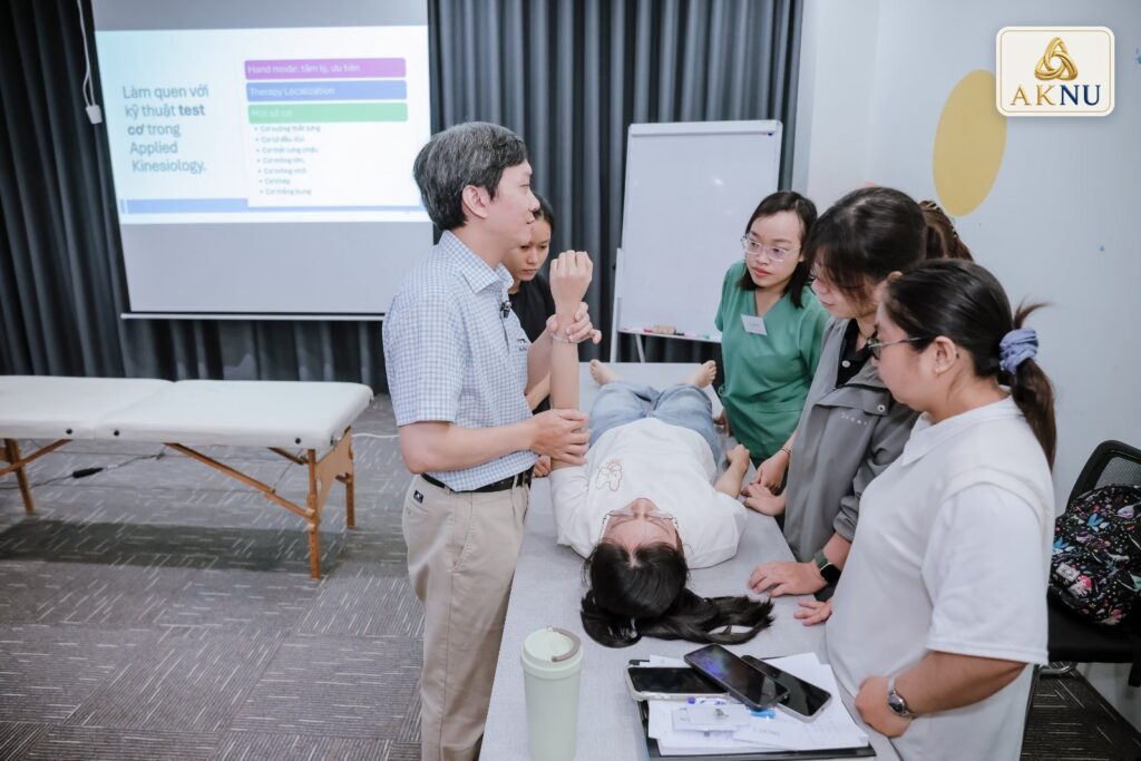 BS Đức hướng dẫn từng nhóm trong giờ thực hành.