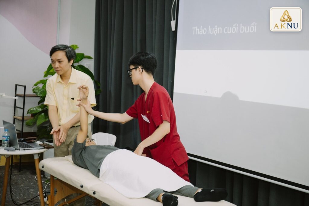 Làm mẫu test cơ cùng trợ giảng.