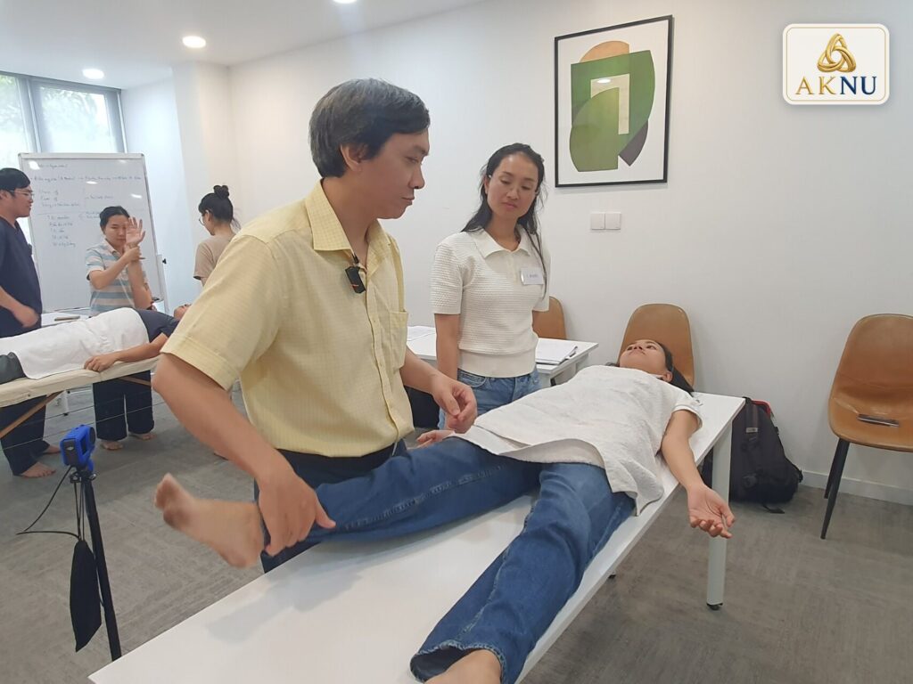Phần thực hành buổi chiều: ThS.BS Đinh Ngọc Đức làm mẫu kỹ thuật cho học viên