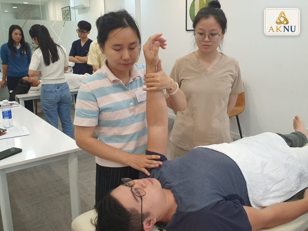 Học viên thực hành theo cặp