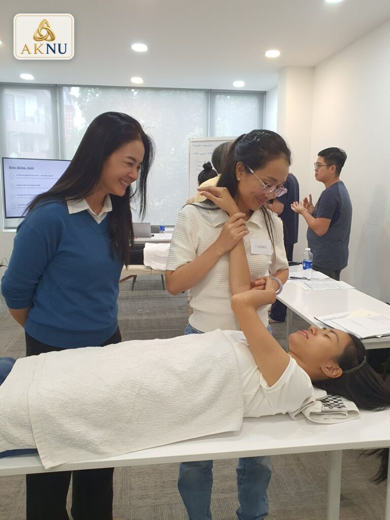 Trợ giảng kèm học viên trong phần thực hành