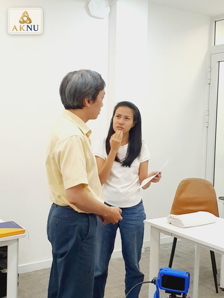 ThS.BS Đinh Ngọc Đức trao đổi với học viên
